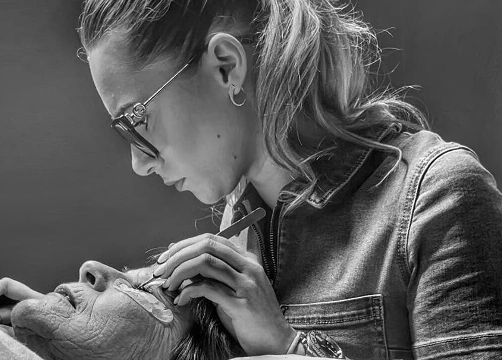 Esthéticienne au Kiba Beauty Institut appliquant soin sourcils, Le Havre, Normandie, FR.