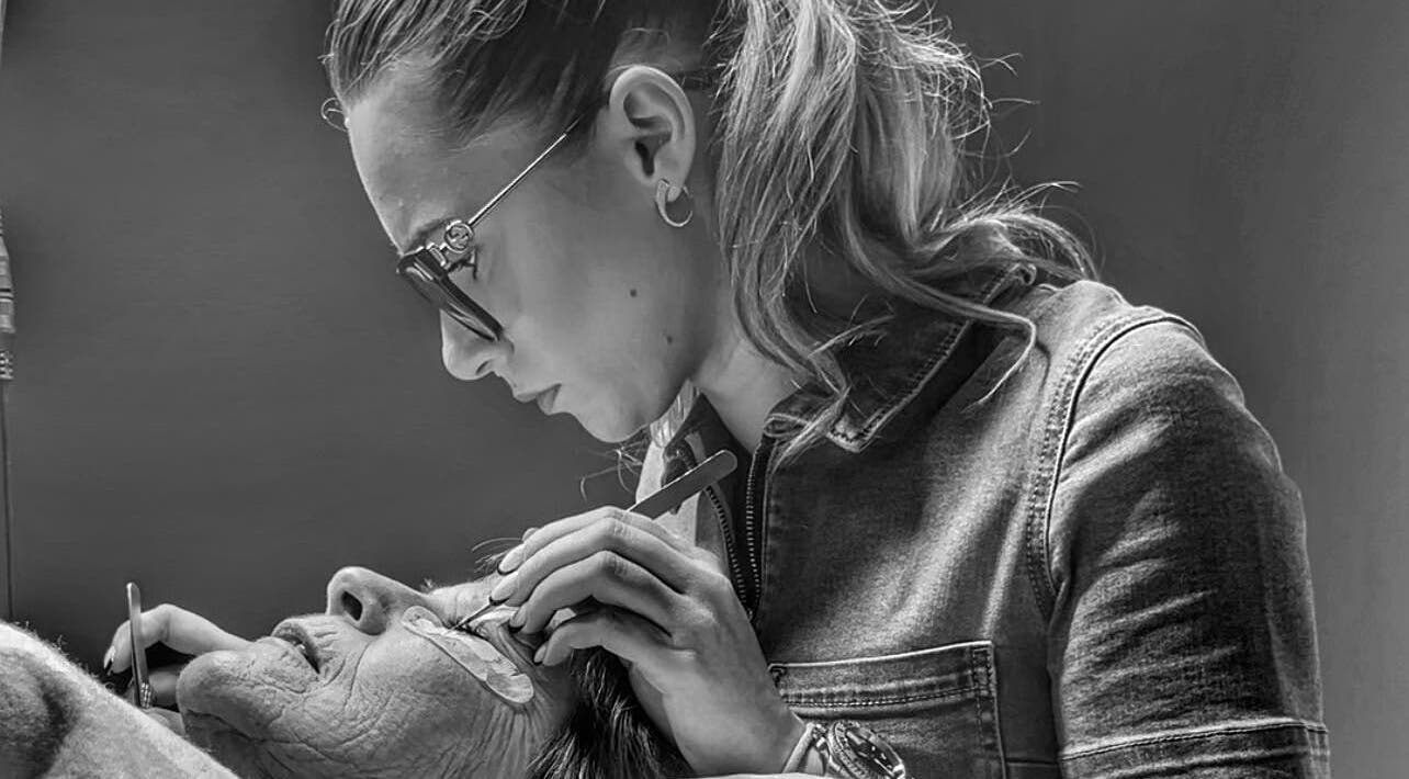 Esthéticienne au Kiba Beauty Institut appliquant soin sourcils, Le Havre, Normandie, FR.