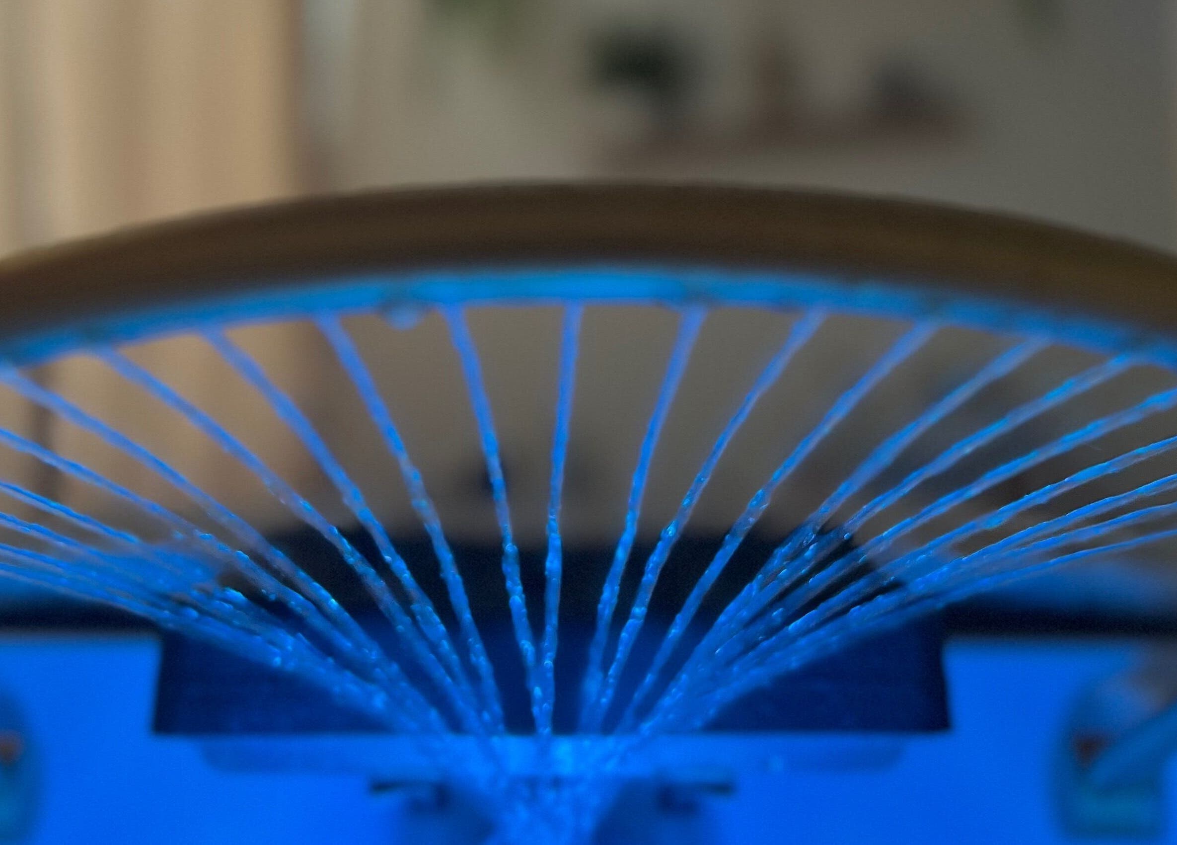 Système de lumière bleue au Kiba Beauty Institut, Le Havre, Normandie, FR, évoquant calme et relaxation.