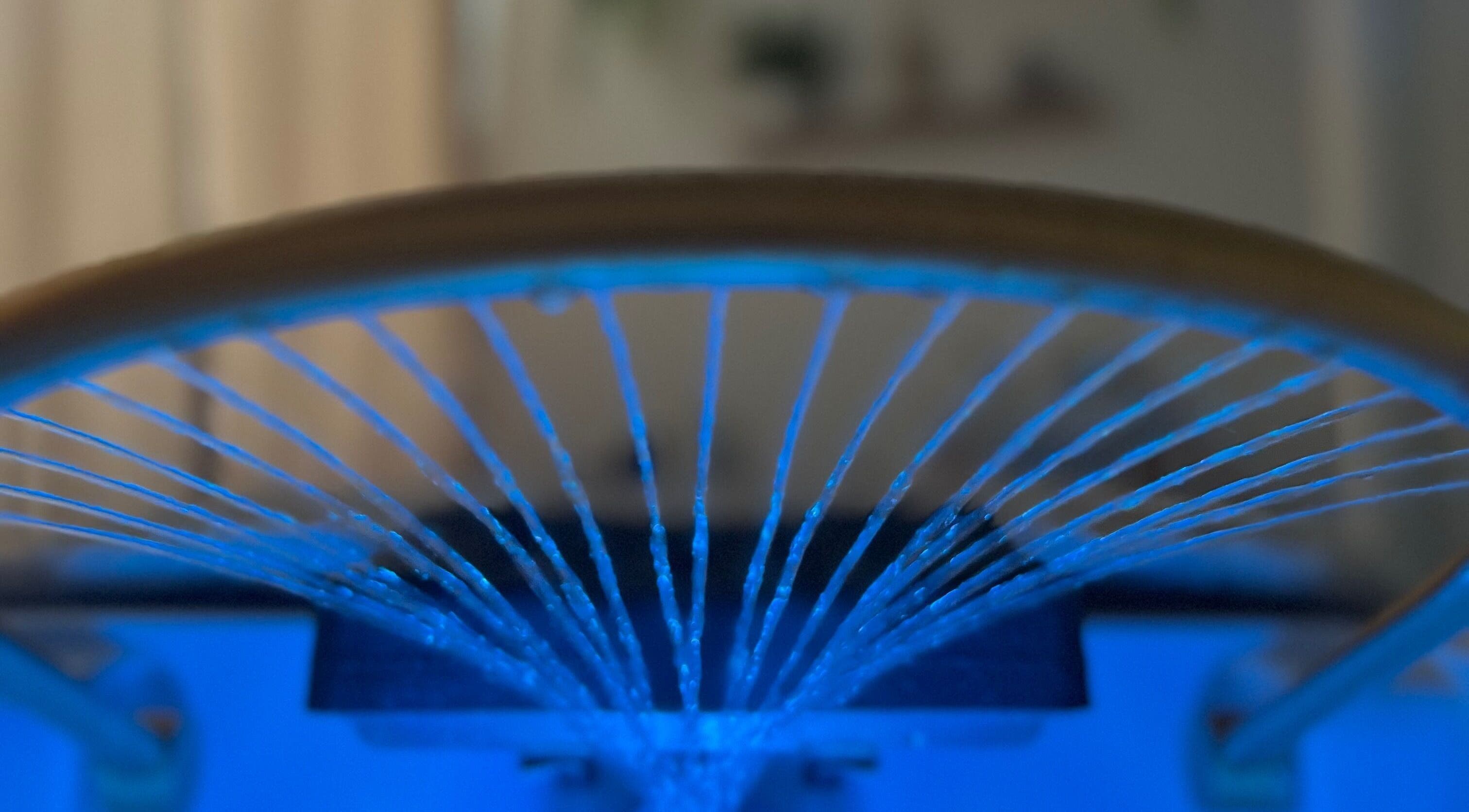 Système de lumière bleue au Kiba Beauty Institut, Le Havre, Normandie, FR, évoquant calme et relaxation.