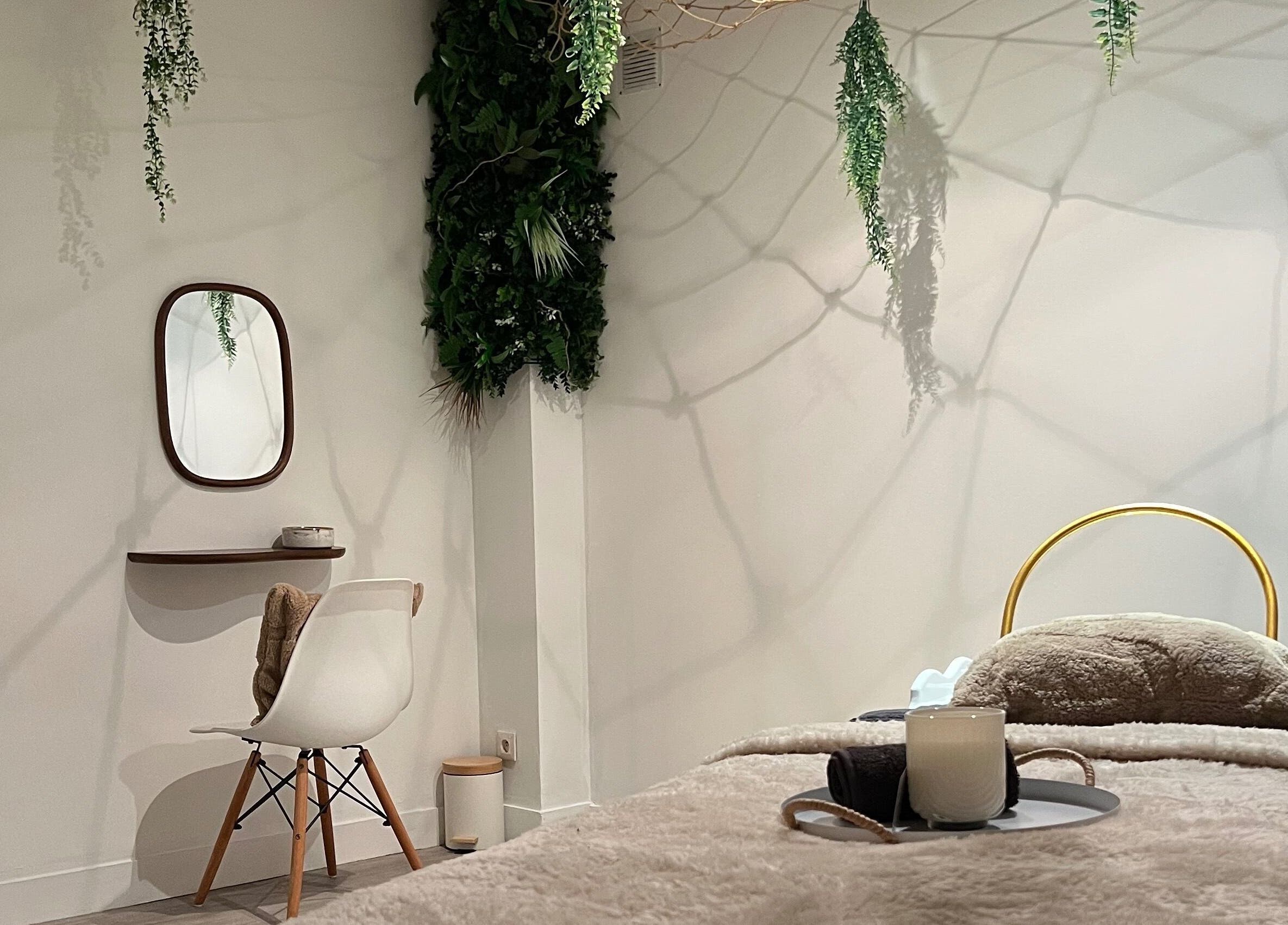 Chambre apaisante de Kiba Beauty Institut à Le Havre, Normandie, FR avec lit et miroir décoré.