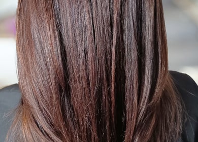 Cheveux bruns lisses et brillants chez Beautynco, Champs-sur-Marne, Île-de-France, FR.