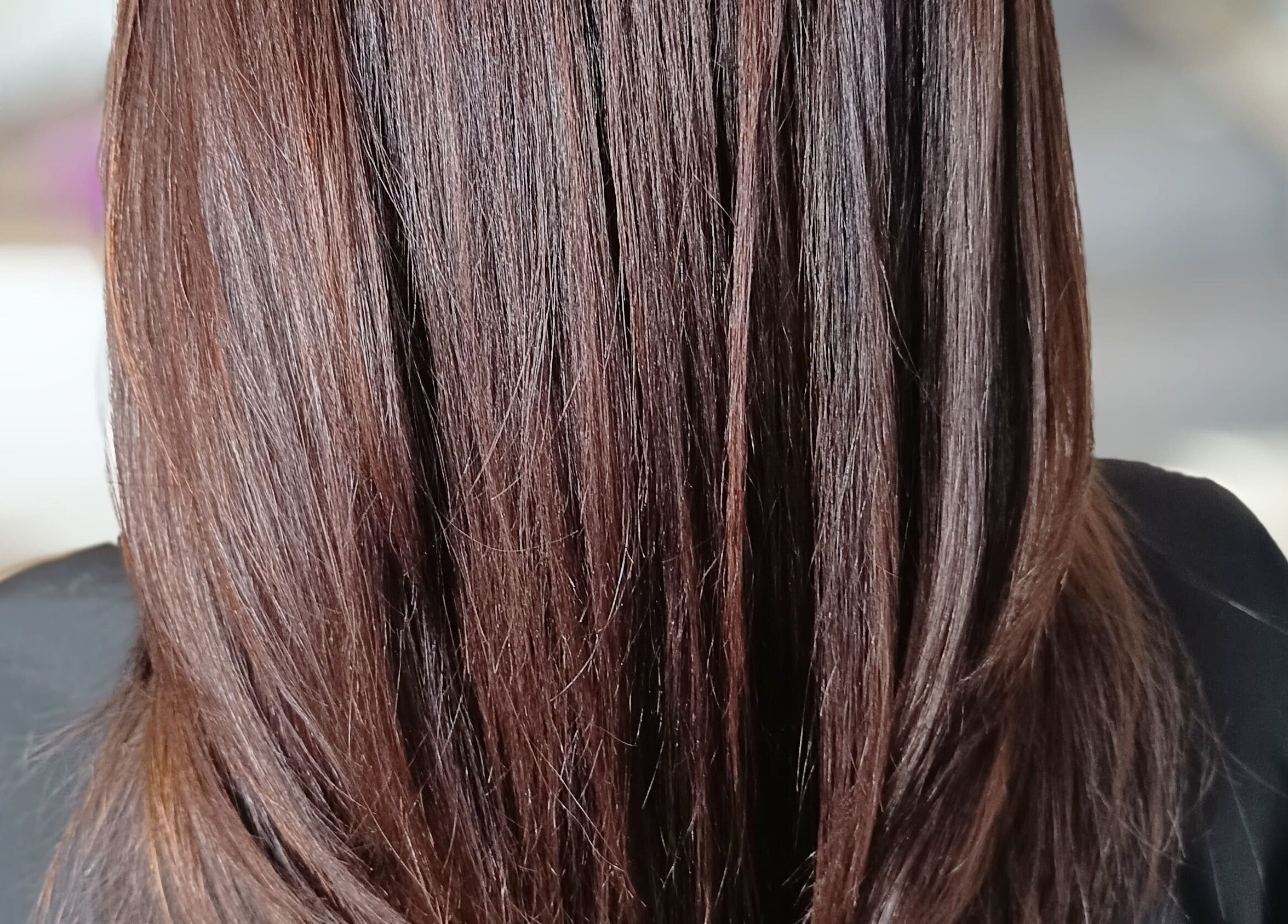 Cheveux bruns lisses et brillants chez Beautynco, Champs-sur-Marne, Île-de-France, FR.