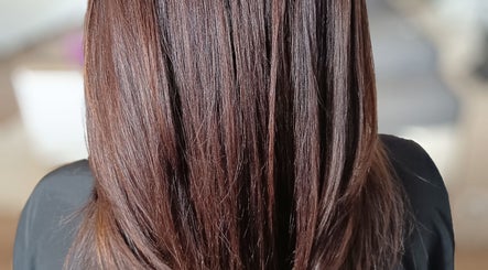 Cheveux bruns lisses et brillants chez Beautynco, Champs-sur-Marne, Île-de-France, FR.
