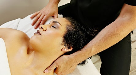 Body Works Therapeutic Massage 3paveikslėlis