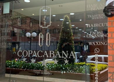 Entrada de Barbería Copacabana® en Cuenca, Azuay, EC, con fachada moderna y servicios destacados.