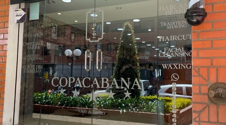 Entrada de Barbería Copacabana® en Cuenca, Azuay, EC, con fachada moderna y servicios destacados.