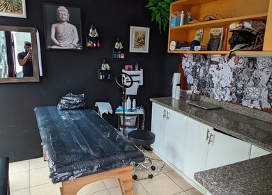 Sala de tatuajes en Barbería Copacabana®, Cuenca, Azuay, EC. Decoración inspiradora y equipo profesional.