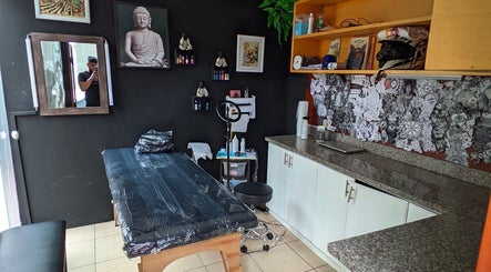 Sala de Barbería Copacabana® en Cuenca, Azuay, EC con decoración budista y equipamiento profesional.