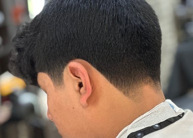 Perfil de corte preciso en Barbería Copacabana®, Cuenca, Azuay, EC.