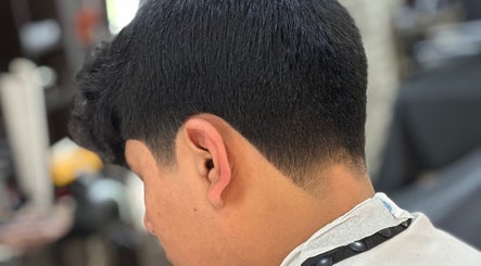 Perfil de corte preciso en Barbería Copacabana®, Cuenca, Azuay, EC.