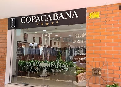 Entrada moderna de Barbería Copacabana® en Cuenca, Azuay, EC con acabados elegantes y cuidado detallado.