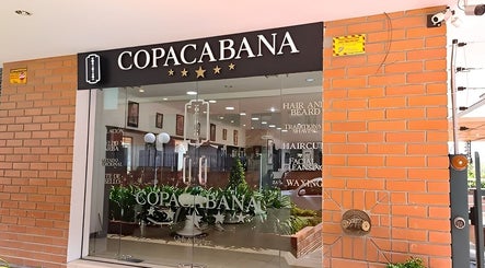 Entrada moderna de Barbería Copacabana® en Cuenca, Azuay, EC con acabados elegantes y cuidado detallado.