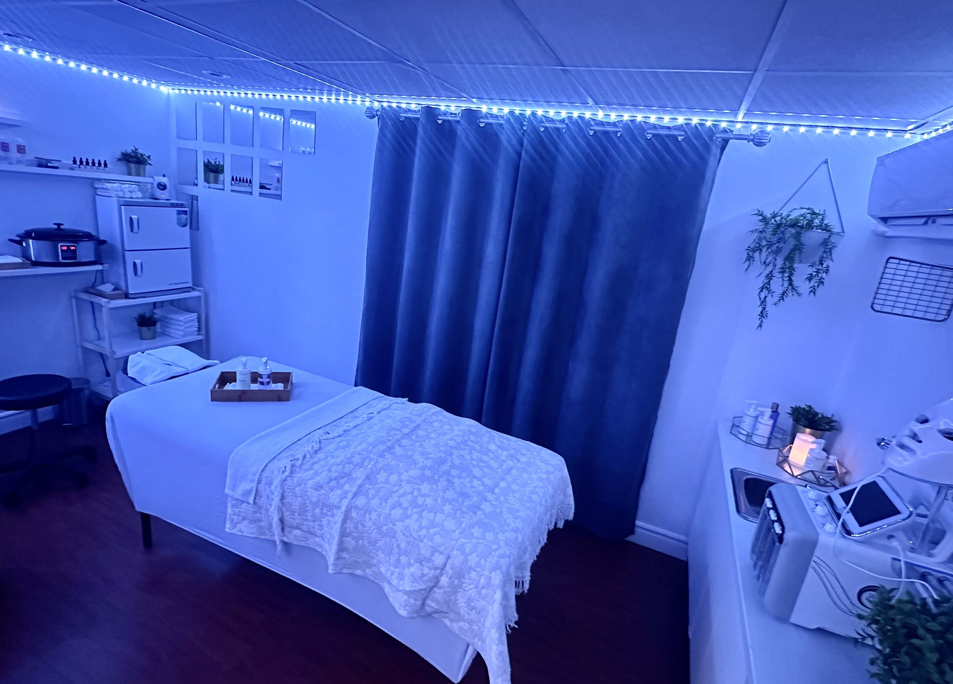 Tranquil spa room at AG Spa | Nepean Baseline in Ottawa, Ontario, CA with ambient lighting and massage bed.
