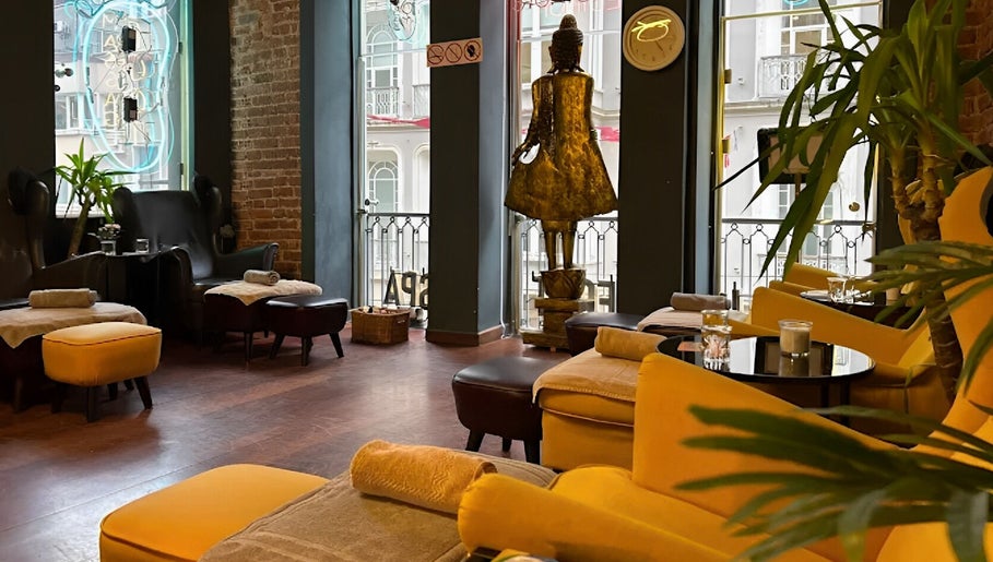 Relaxing lounge area at Royal Foot Massage - Istanbul, featuring comfortable seating. Located in İstanbul, TR.