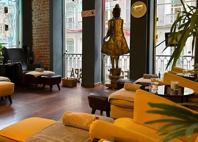 Relaxing lounge area at Royal Foot Massage - Istanbul, featuring comfortable seating. Located in İstanbul, TR.