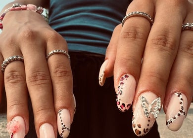 Elegante Nagelkunst bei Lashère Beauty, Zürich, Zürich, CH. Verziert mit Schmetterlingsdesign und Mustern.