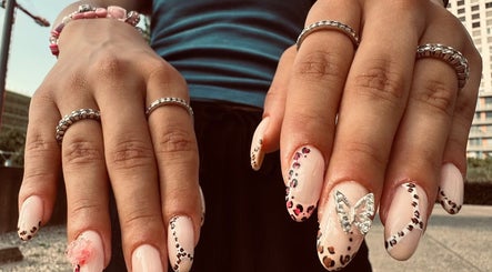Elegante Nagelkunst bei Lashère Beauty, Zürich, Zürich, CH. Verziert mit Schmetterlingsdesign und Mustern.