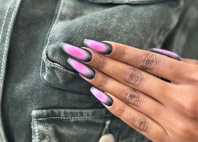 Neonfarbene Nägel bei Lashère Beauty in Zürich, Zürich, CH auf Jeansjacke.