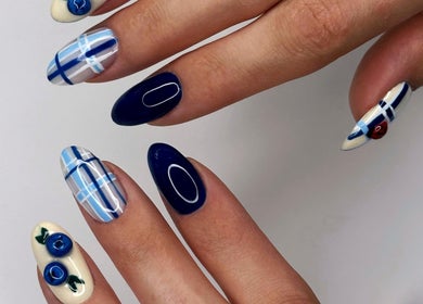 Kunstvolle Nageldesigns bei Lashère Beauty in Zürich, Zürich, CH, mit blauem und weißem Karomuster.