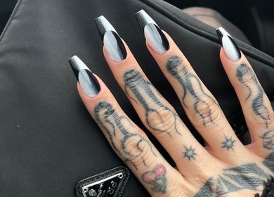 Schwarze und weiße Nägel mit Tattoo-Hand bei Lashère Beauty, Zürich, Zürich, CH.