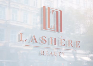 Schönes Ladenschild von Lashère Beauty in Zürich, Zürich, CH, auf einem großen Schaufenster.