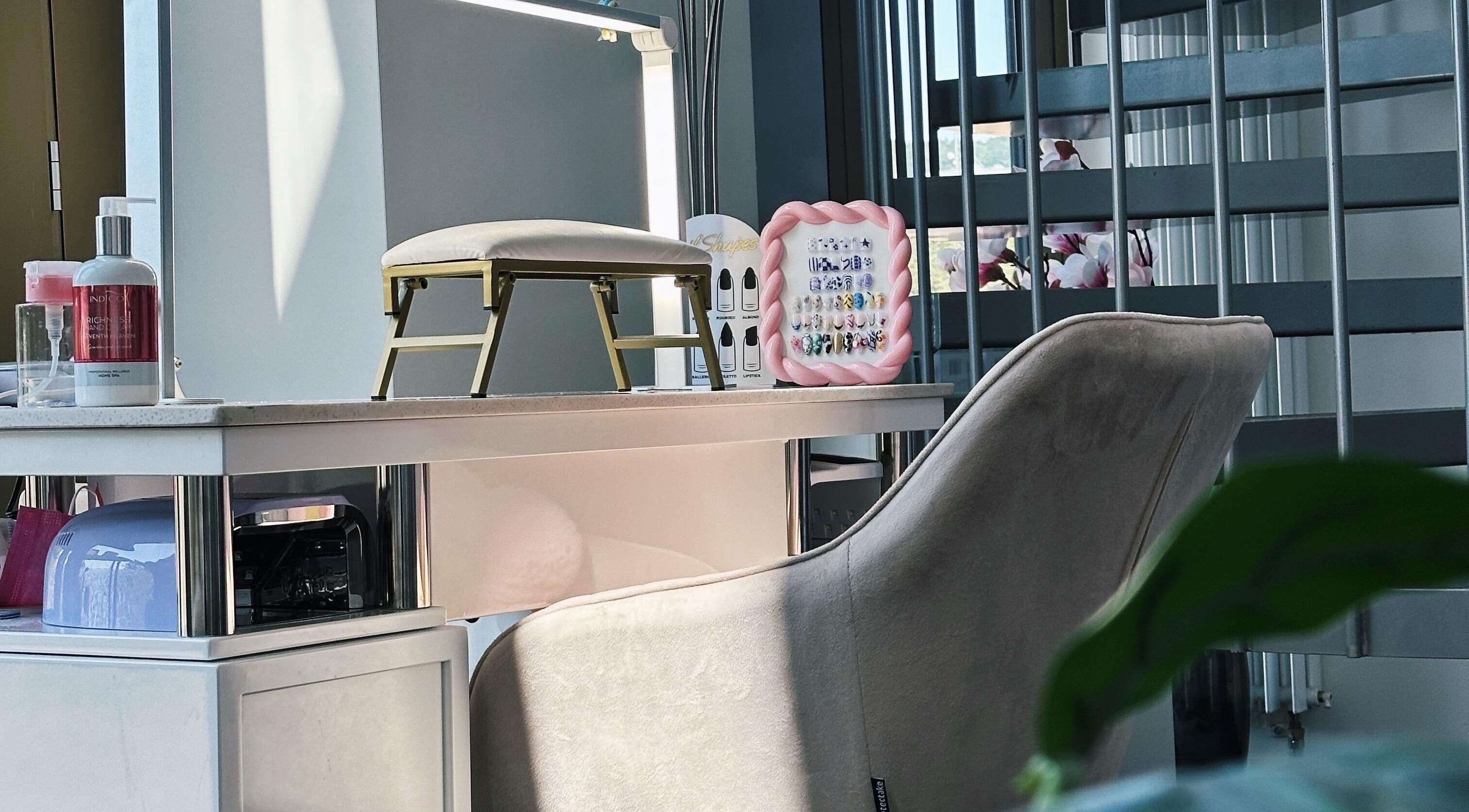 Eleganter Nageltisch im Lashère Beauty, Zürich, Zürich, CH, mit stilvoller Nageldekoration.