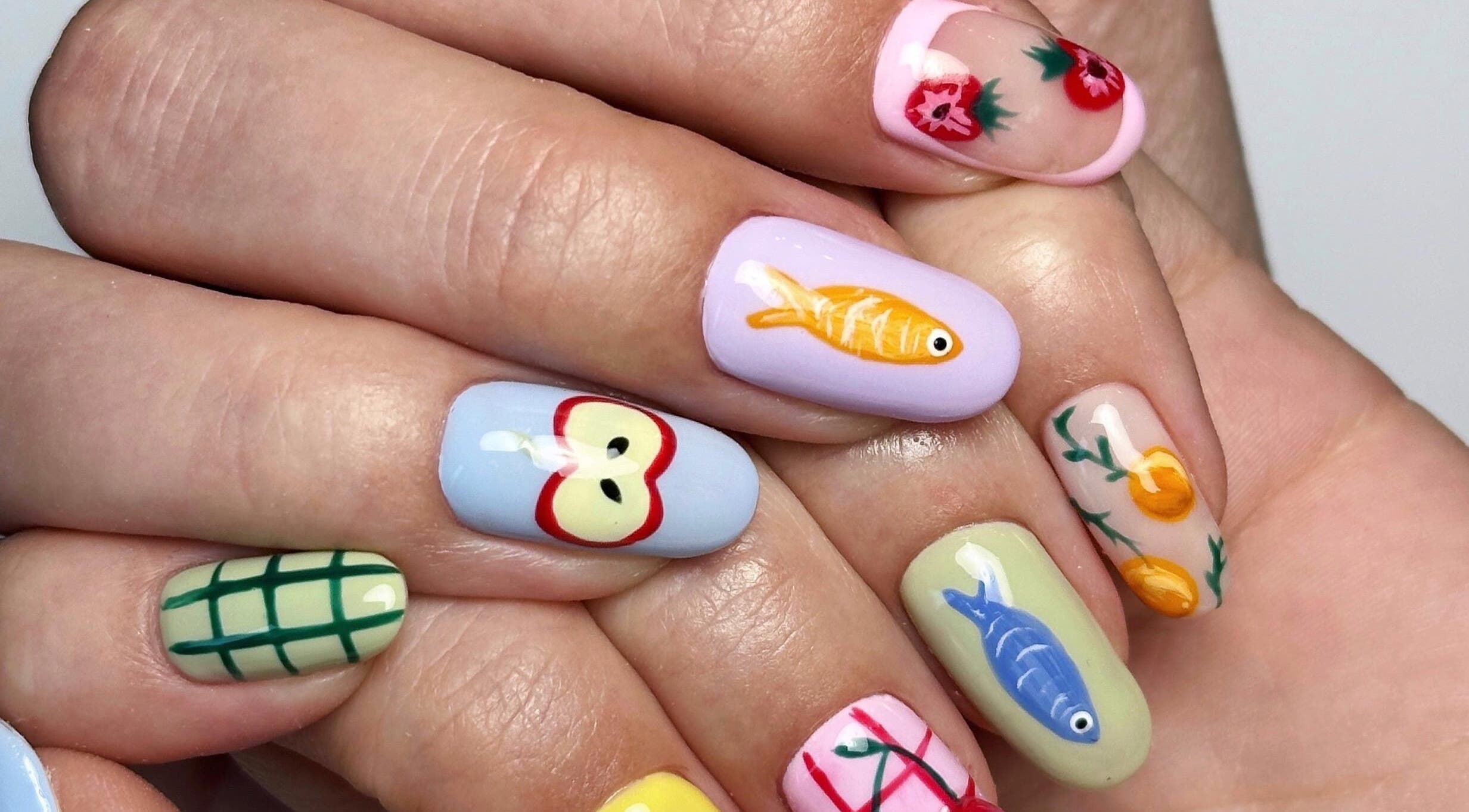 Bunte Nagelkunst bei Lashère Beauty in Zürich, Zürich, CH mit einzigartigen Designmotiven.