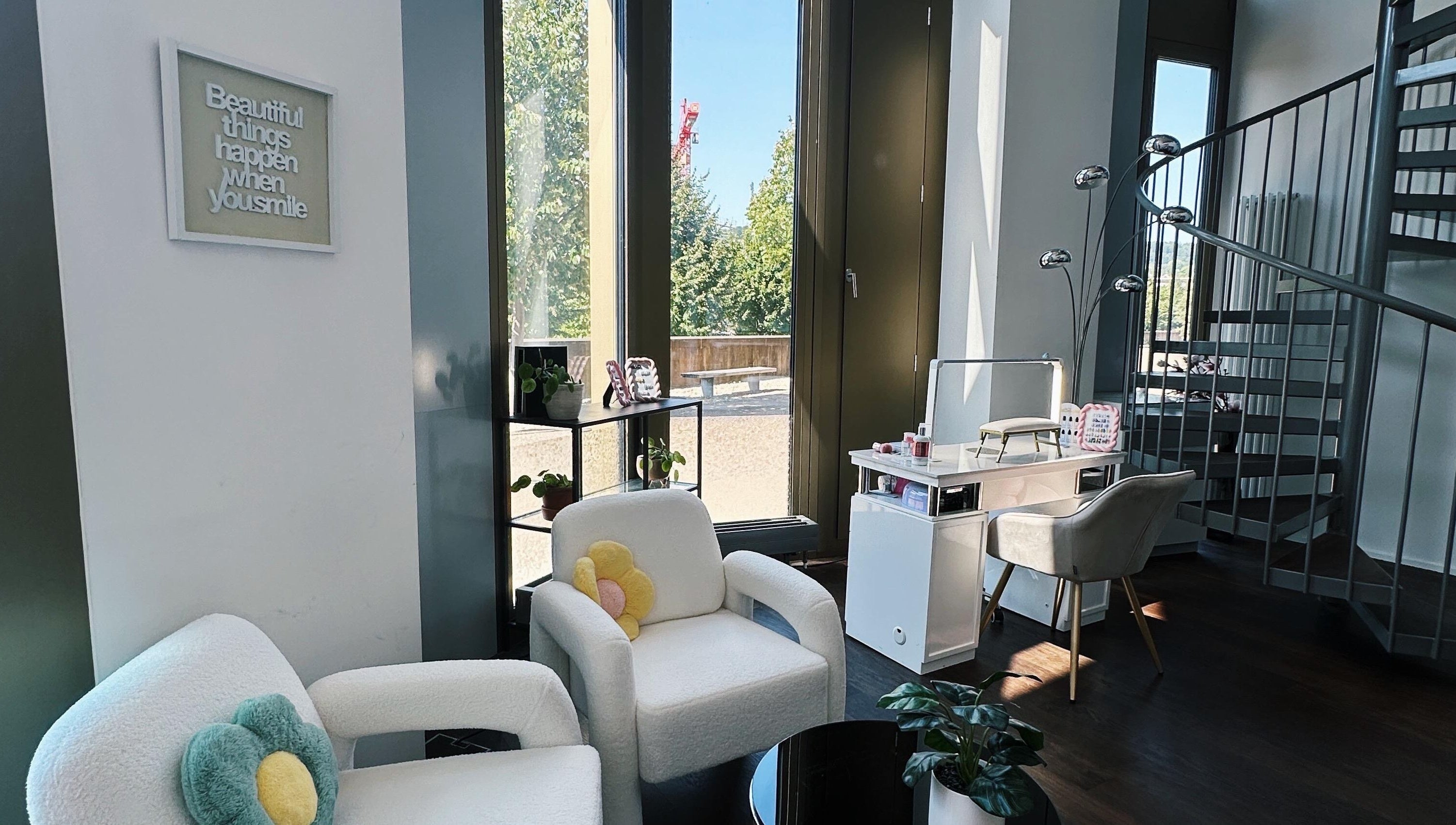 Eleganter Wartebereich bei Lashère Beauty, Zürich, CH, mit bequemen Sesseln und einladender Atmosphäre.