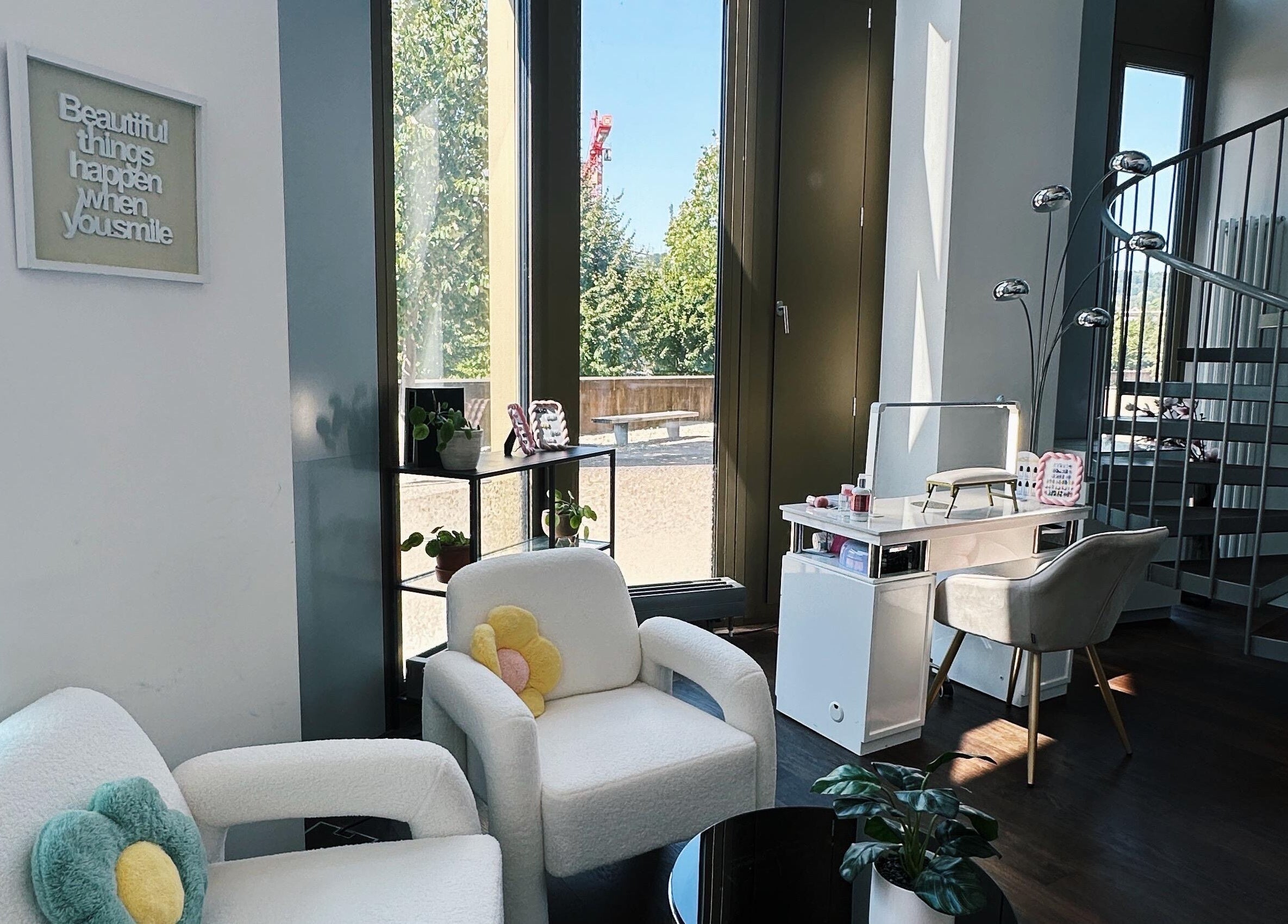 Eleganter Wartebereich bei Lashère Beauty, Zürich, CH, mit bequemen Sesseln und einladender Atmosphäre.