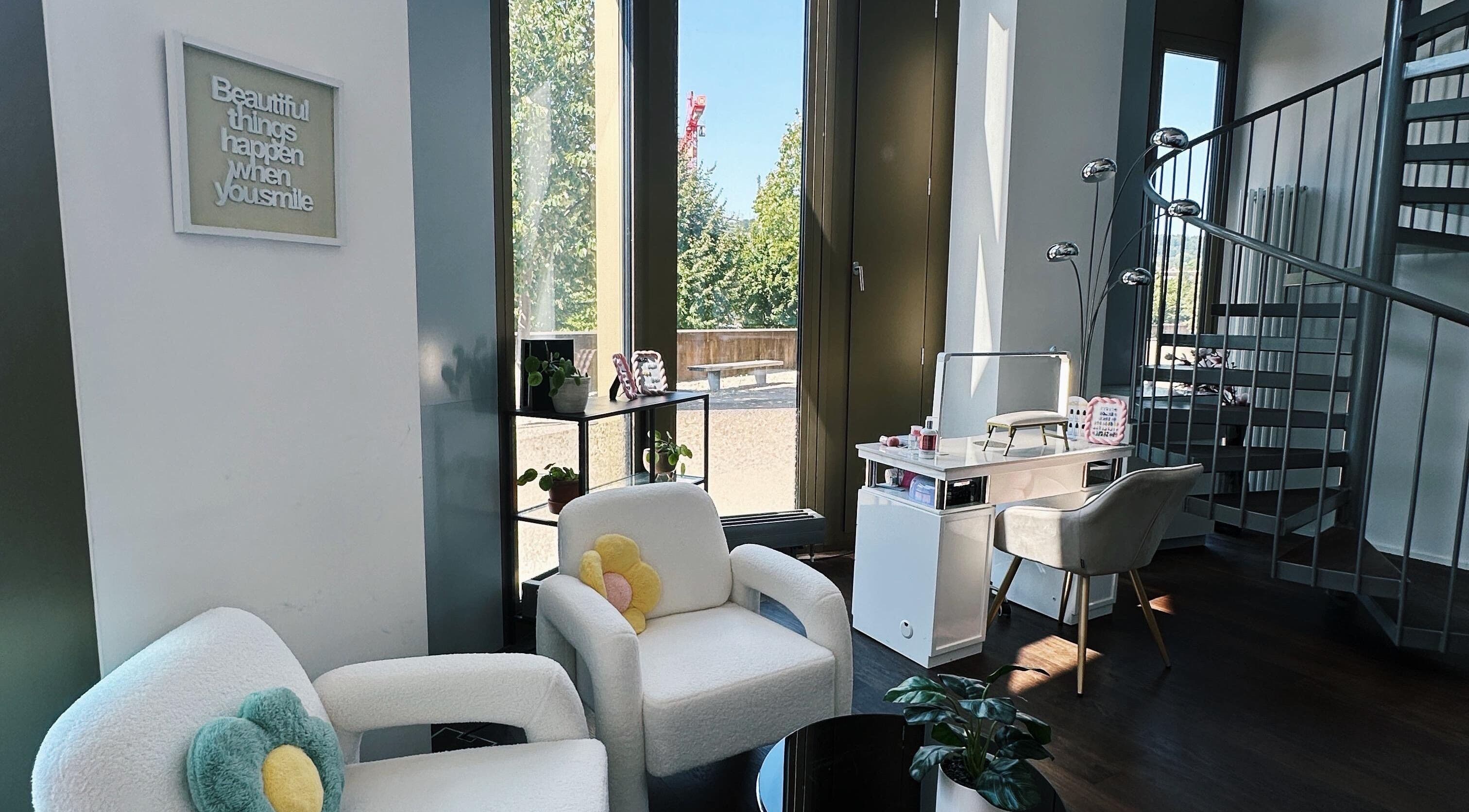 Eleganter Wartebereich bei Lashère Beauty, Zürich, CH, mit bequemen Sesseln und einladender Atmosphäre.