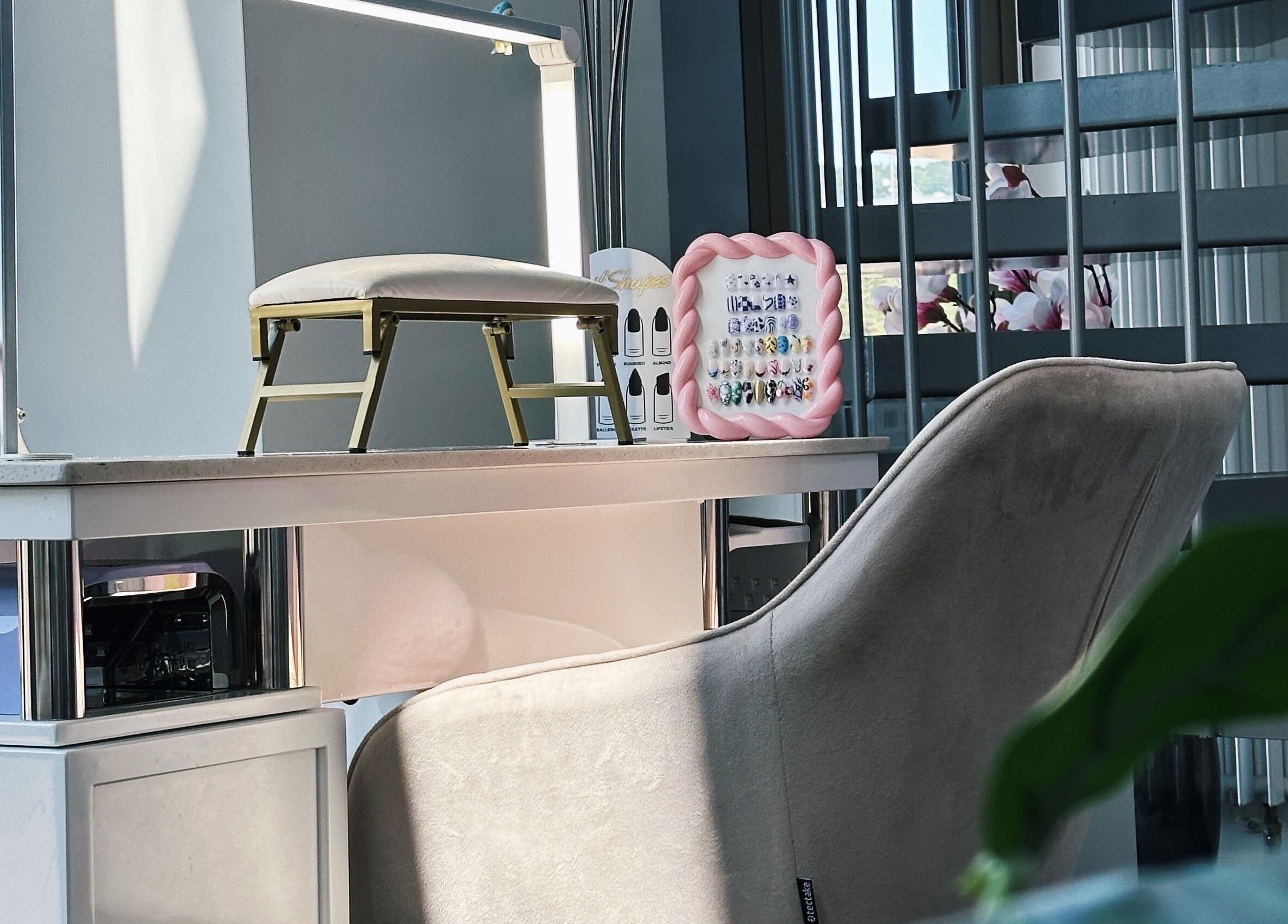 Nagelstation bei Lashère Beauty in Zürich, Zürich, CH mit entspannendem Ambiente und Nageldesigns.