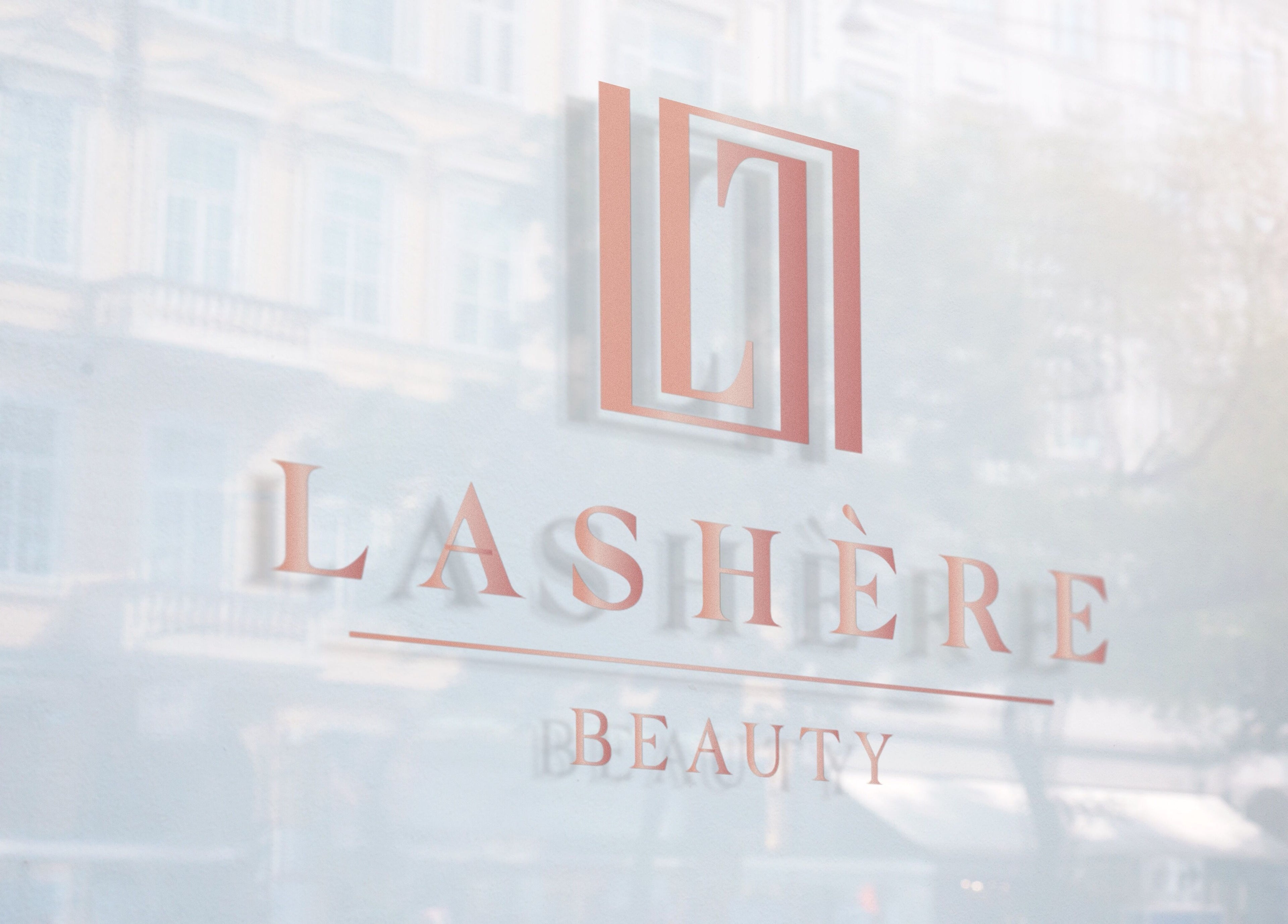 Logo von Lashère Beauty an der Glasfassade in Zürich, Zürich, CH, reflektiert die stilvolle Umgebung.