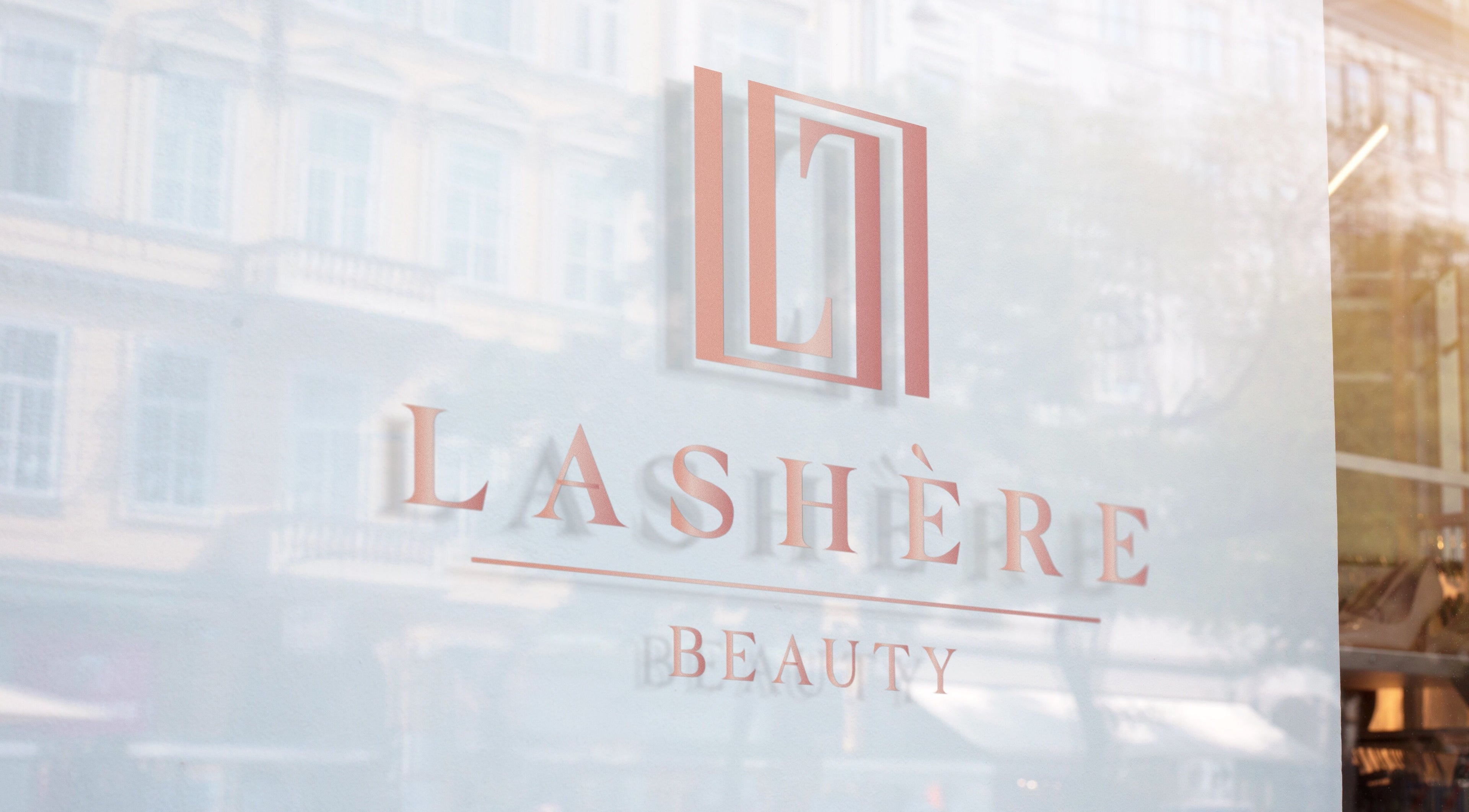 Logo von Lashère Beauty an der Glasfassade in Zürich, Zürich, CH, reflektiert die stilvolle Umgebung.