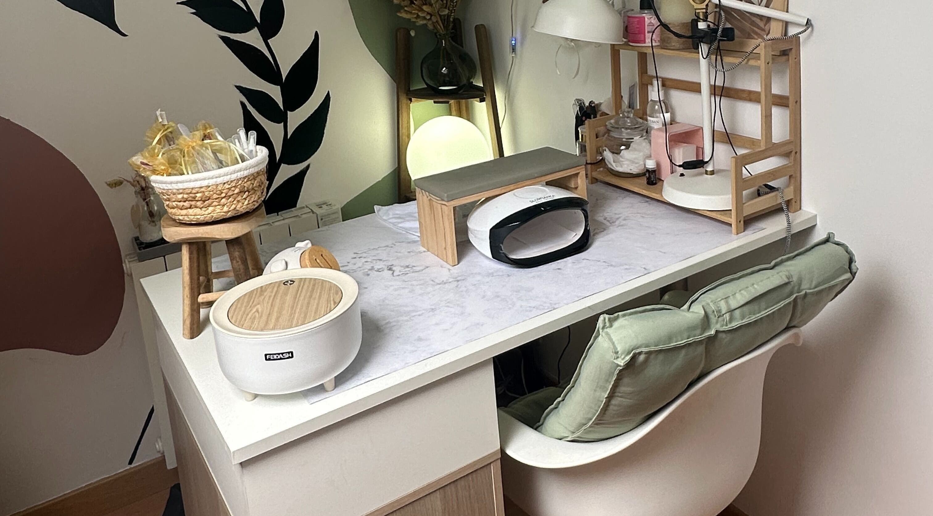 Coin manucure ZenHours - Salon Ecquevilly 78, moderne et cosy à Ecquevilly, Île-de-france, FR.