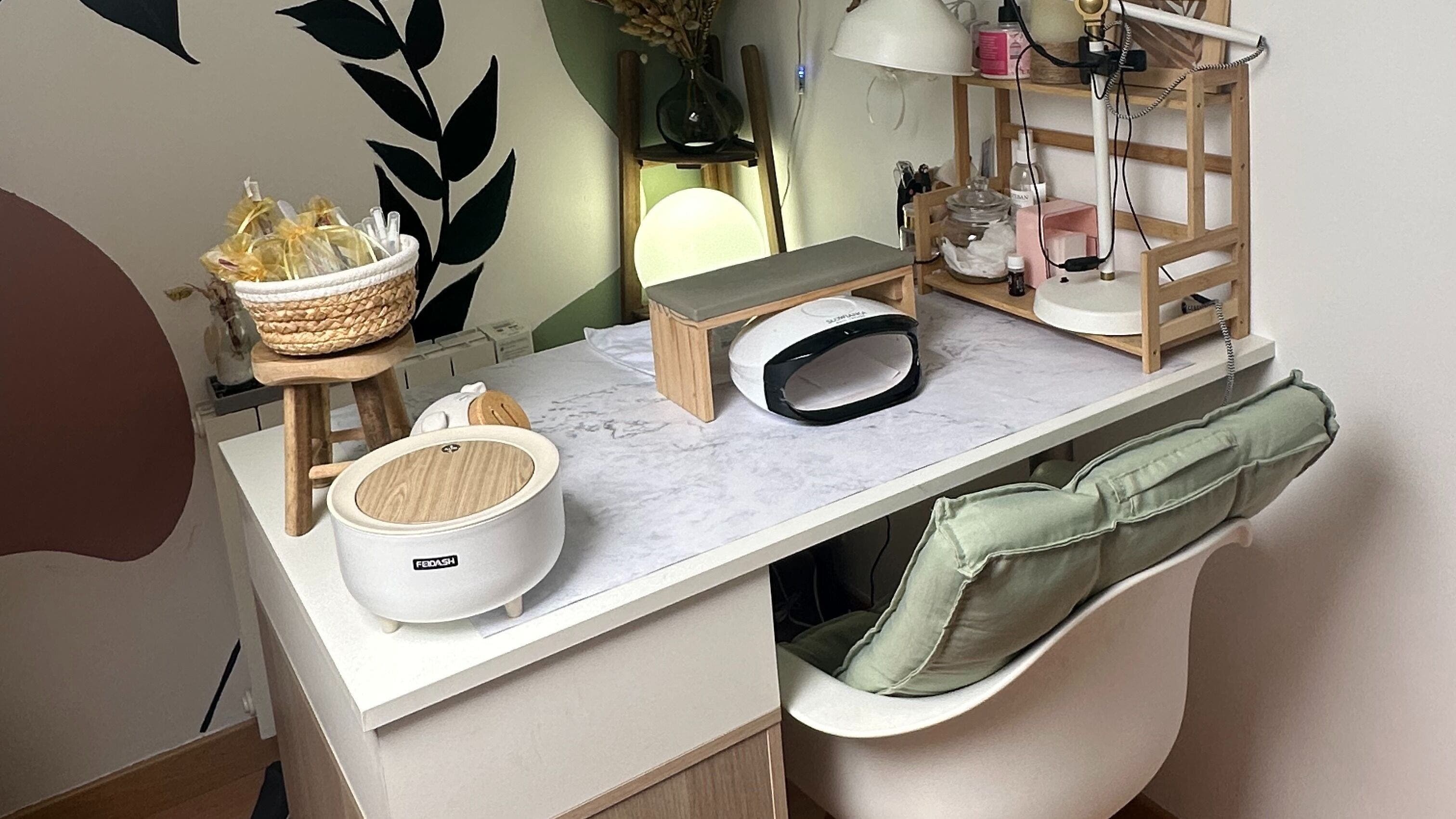 Coin manucure ZenHours - Salon Ecquevilly 78, moderne et cosy à Ecquevilly, Île-de-france, FR.