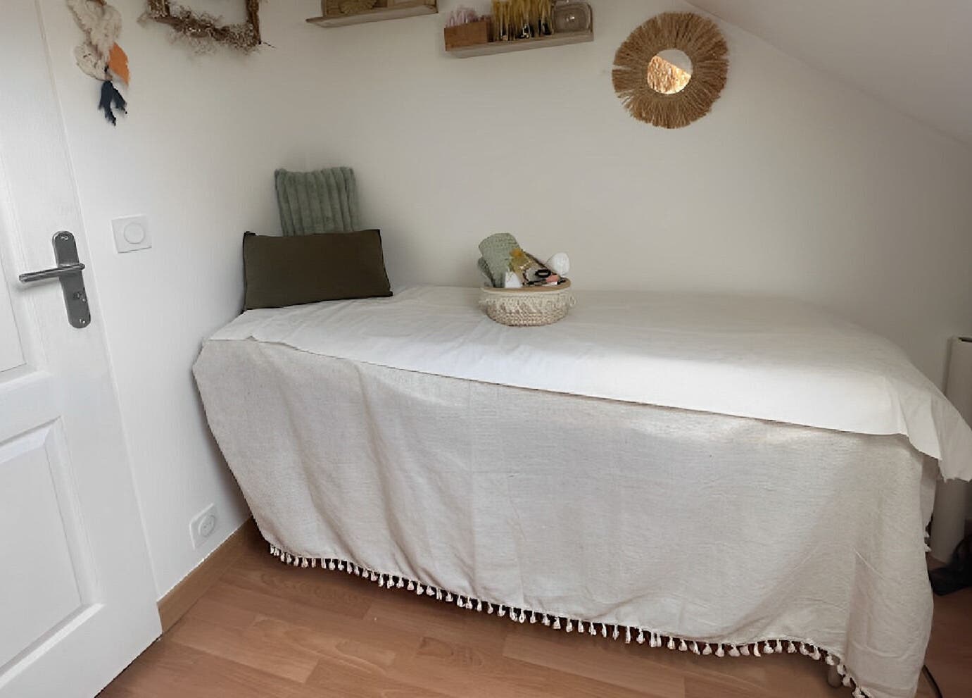 Table de soin confortable chez ZenHours - Salon Ecquevilly 78, offrant détente à Ecquevilly, Île-de-France, FR.