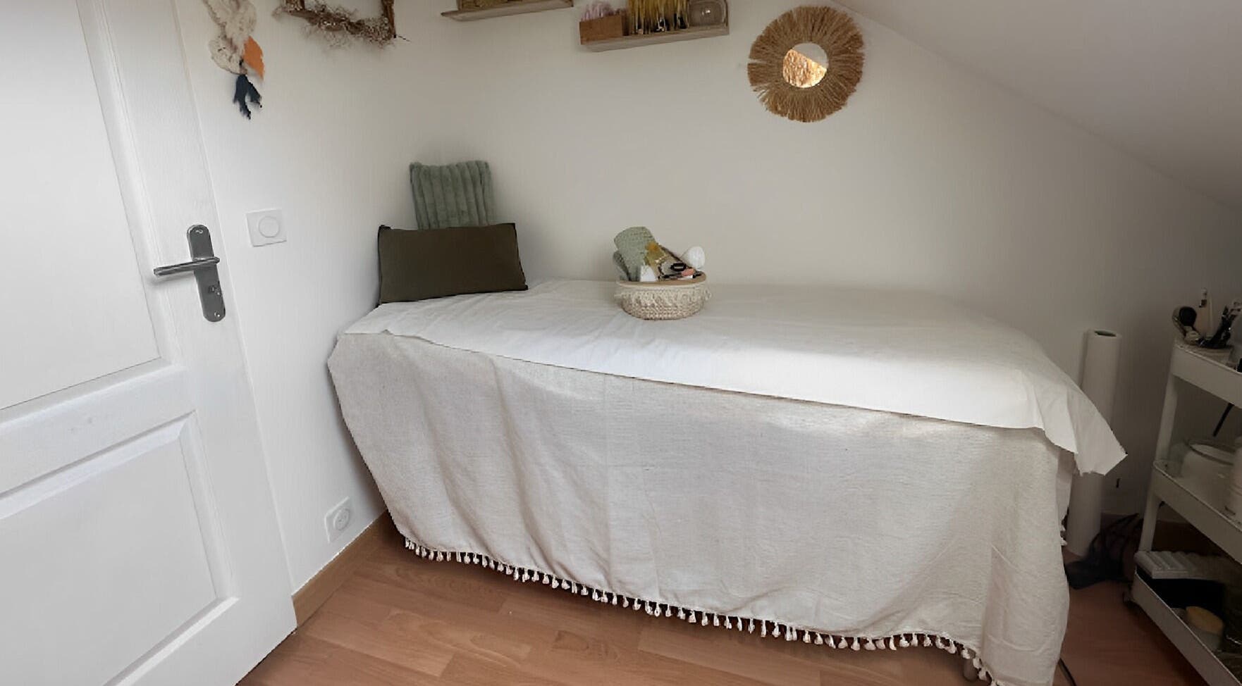 Table de soin confortable chez ZenHours - Salon Ecquevilly 78, offrant détente à Ecquevilly, Île-de-France, FR.