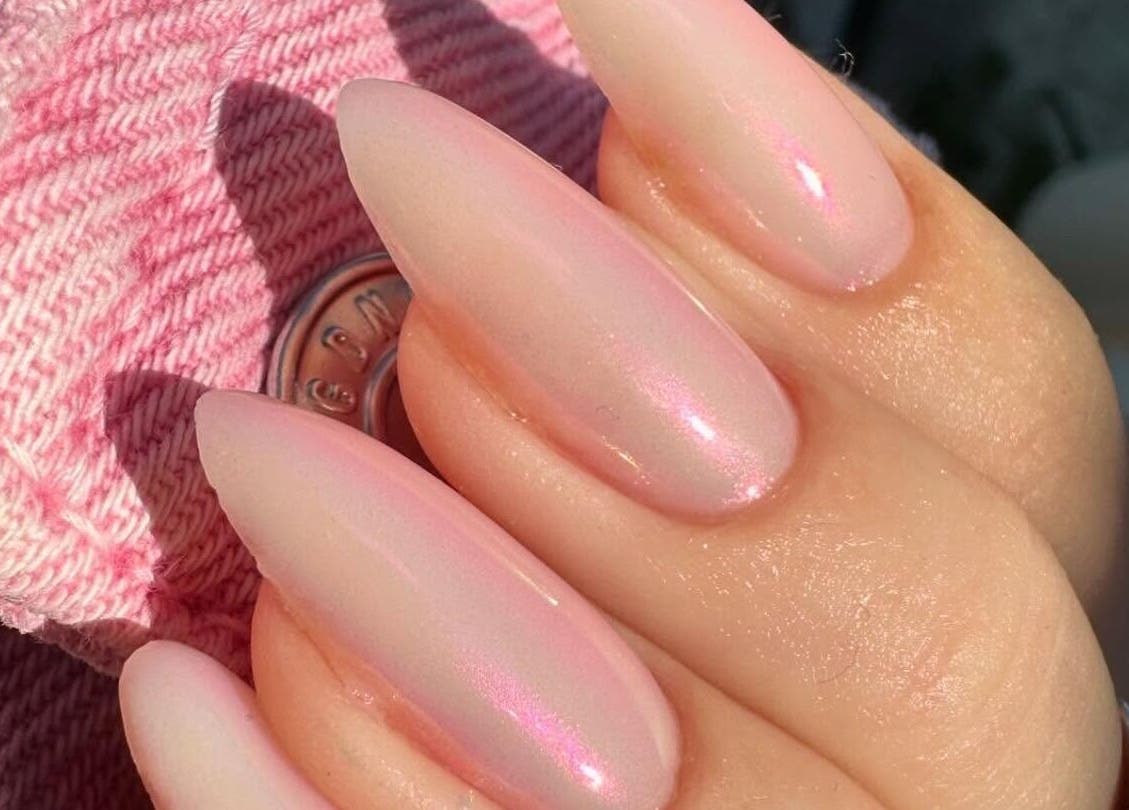 Ongles roses élégants au ZenHours - Salon Ecquevilly 78, Ecquevilly, Île-de-France, FR.