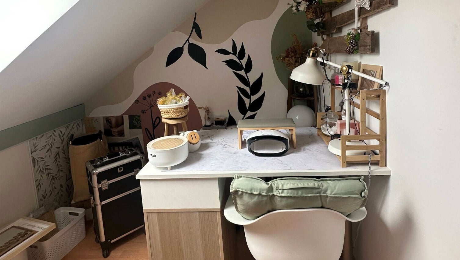 Coin de travail élégant à ZenHours - Salon Ecquevilly 78, Ecquevilly, Île-de-France, FR, avec décoration naturelle.