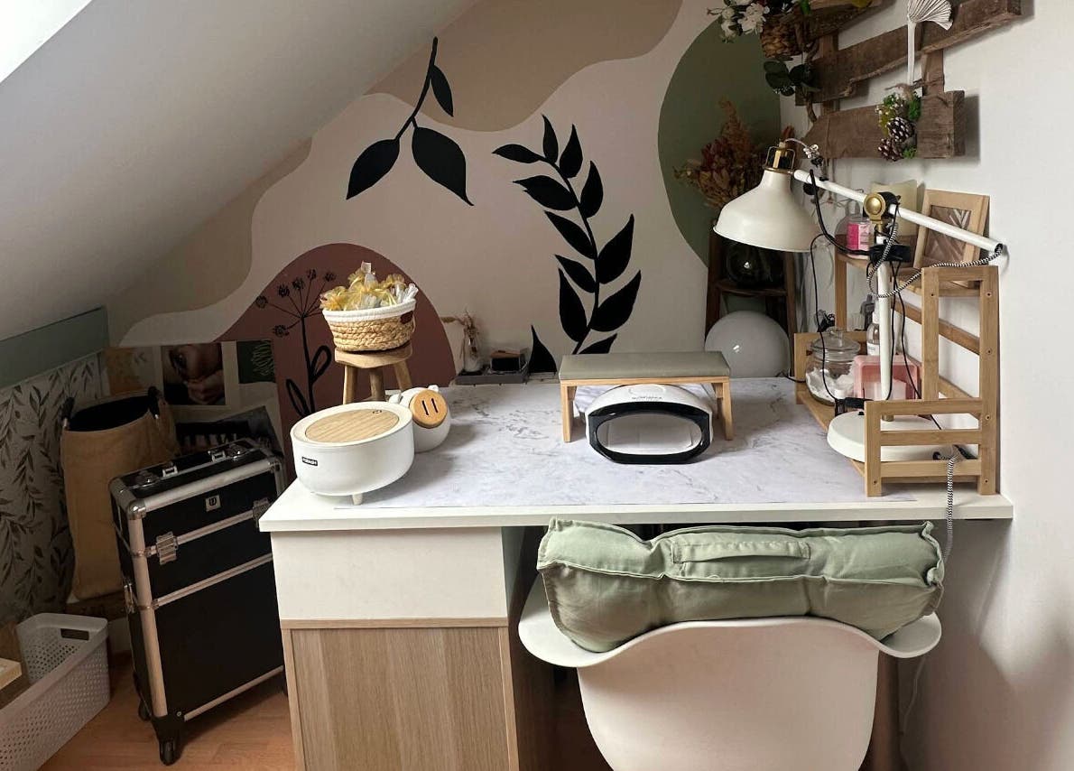 Coin de travail élégant à ZenHours - Salon Ecquevilly 78, Ecquevilly, Île-de-France, FR, avec décoration naturelle.