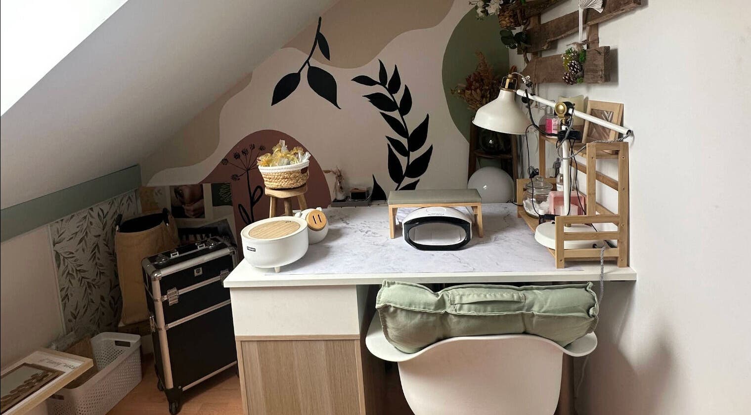 Coin de travail élégant à ZenHours - Salon Ecquevilly 78, Ecquevilly, Île-de-France, FR, avec décoration naturelle.