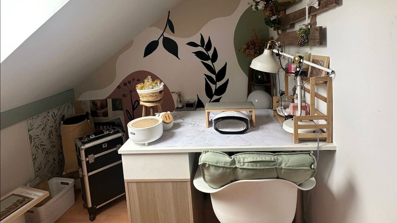 Coin de travail élégant à ZenHours - Salon Ecquevilly 78, Ecquevilly, Île-de-France, FR, avec décoration naturelle.