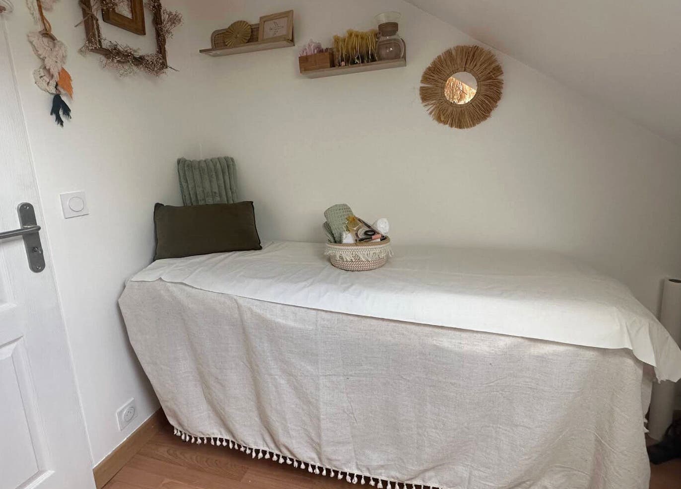 Intérieur lumineux chez ZenHours - Salon Ecquevilly 78, à Ecquevilly, Île-de-france, FR. Décor minimaliste et apaisant.