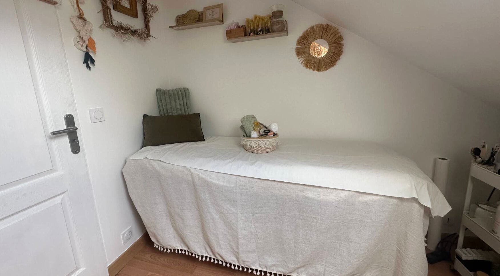 Intérieur lumineux chez ZenHours - Salon Ecquevilly 78, à Ecquevilly, Île-de-france, FR. Décor minimaliste et apaisant.