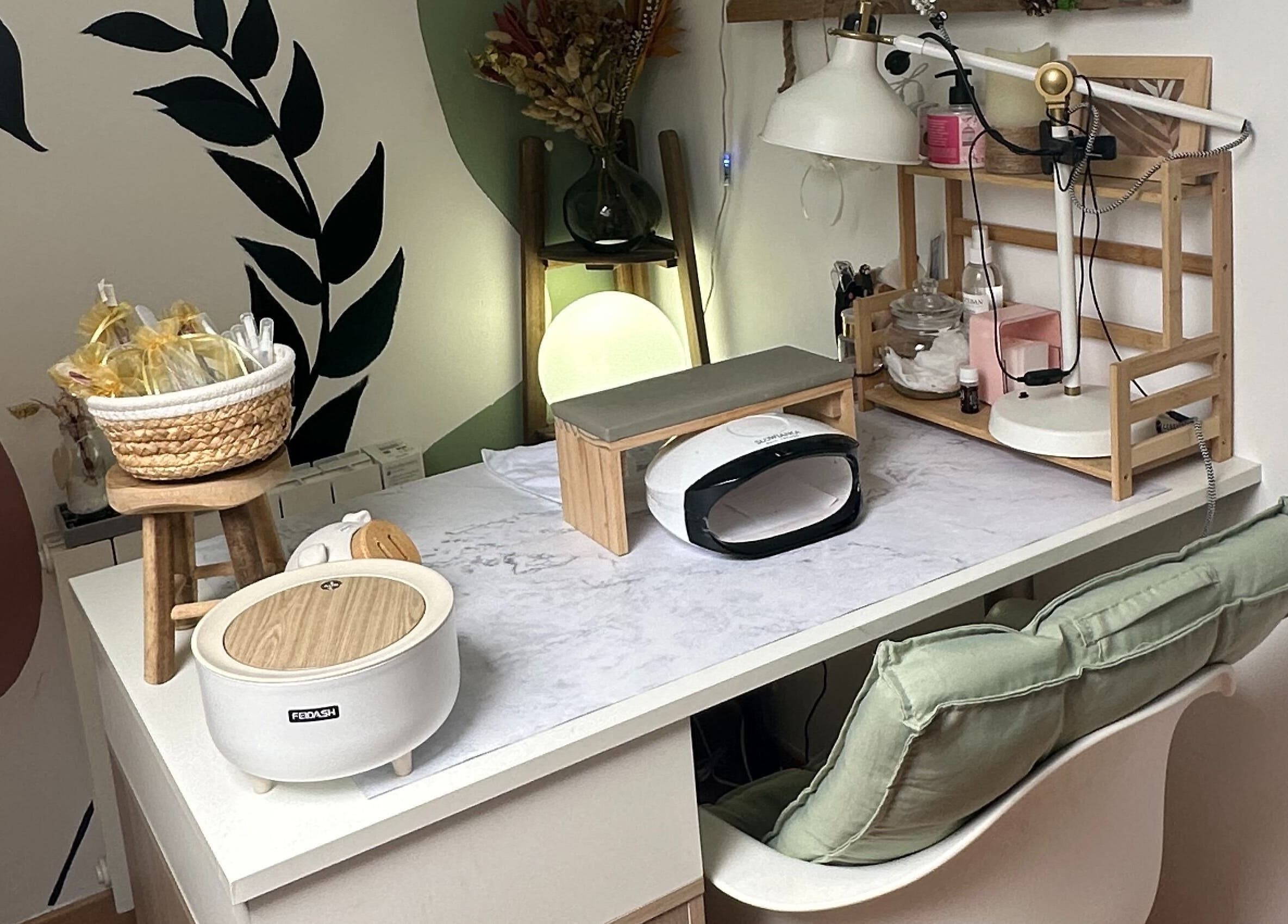 Espace manucure ZenHours - Salon Ecquevilly 78, Ecquevilly, Île-de-France, FR, avec décor serein.