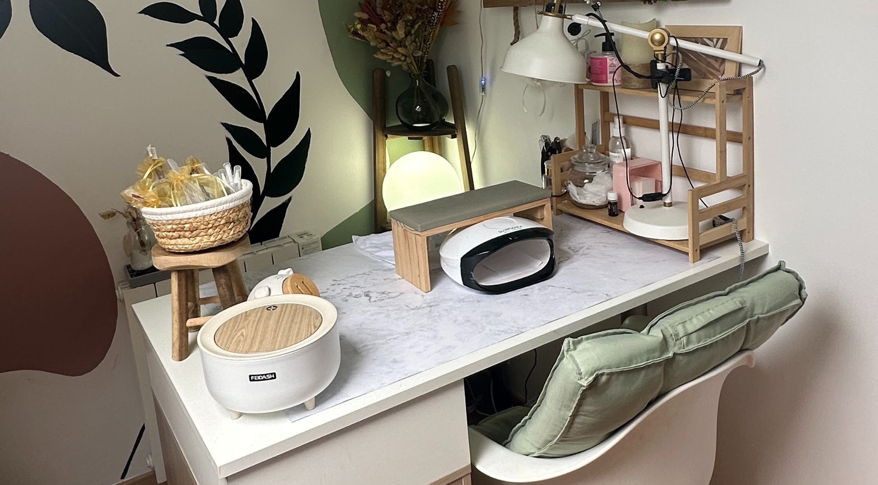 Espace manucure ZenHours - Salon Ecquevilly 78, Ecquevilly, Île-de-France, FR, avec décor serein.