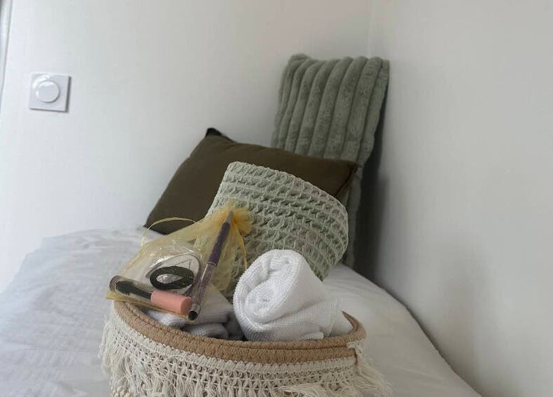 Coin détente avec oreillers et panier, ZenHours - Salon Ecquevilly 78, Ecquevilly, Île-de-France, FR.