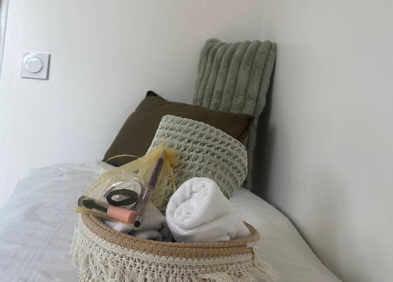 Coin détente avec oreillers et panier, ZenHours - Salon Ecquevilly 78, Ecquevilly, Île-de-France, FR.