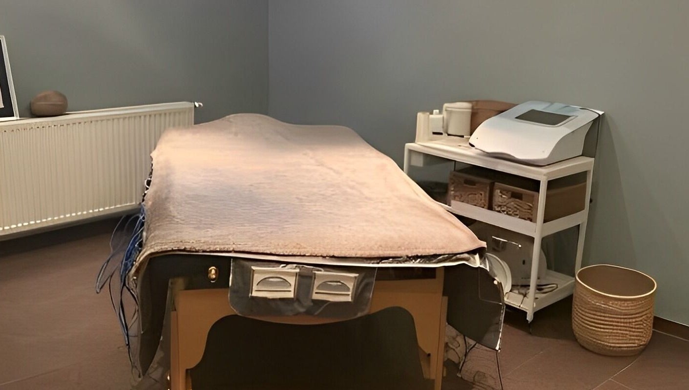 Ruhiger Behandlungsraum bei Slean Aesthetics Worms, Rheinland-pfalz, DE, mit modernem Gerät und Massageliege.